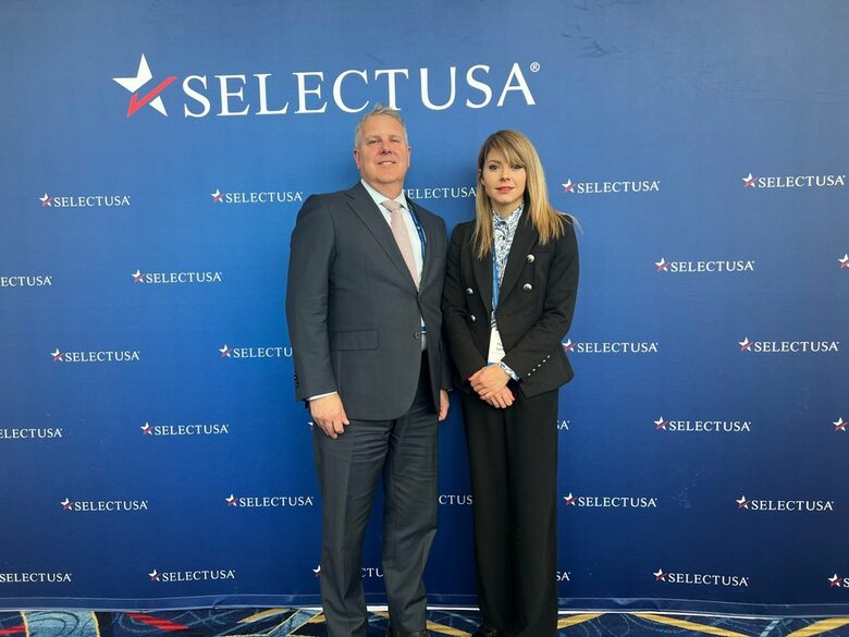  Ръководителят на представителството на ГБС в Съединени американски щати Денис Р. Дезиел и Пламена Ненкова - зам.-изпълнителен шеф с сектор 