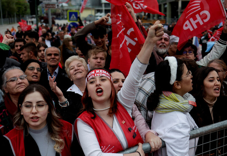 Поддръжници на партията на Калъчдароглу на митинг днес в Бурса. Поддръжници на партията на Калъчдароглу на митинг днес в Бурса.