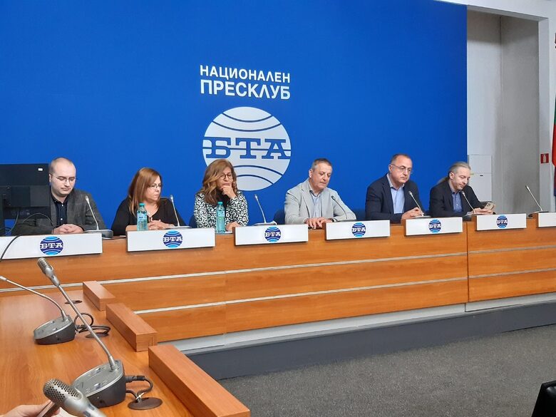 Кметът на район "Студентски" Петко Горанов (в средата), отляво са живеещи в кв. "Мусагеница", а вдясно - Борис Милчев и Иво Божков, общински съветници.