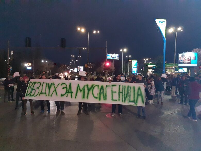 Всяка вечер жители на "Мусагеница" протестират срещу готвеното изсичане на дървета заради строеж на жилищни сгради в имота на Петьо Блъсков.