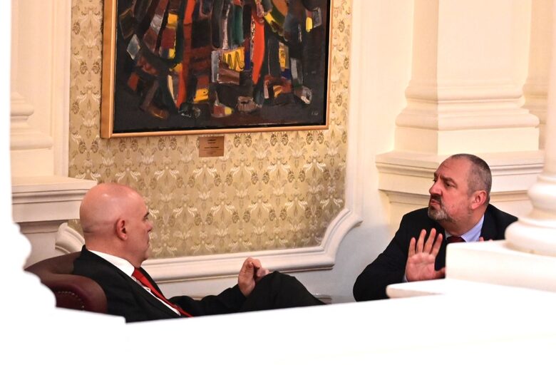  Зам.-шефът на Националната следствена работа Ясен Тодоров беседва в коридорите на Народното събрание с основния прокурор Иван Гешев 