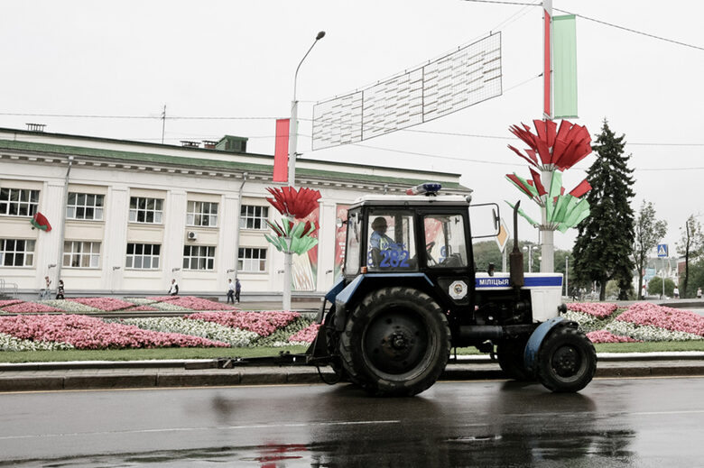  По време на пътешестване до Беларус в гонене на трактори, Димитър Кенаров е задържан от Комитет за Държавна сигурност (на СССР) и престоява няколко дни в пандиза. 