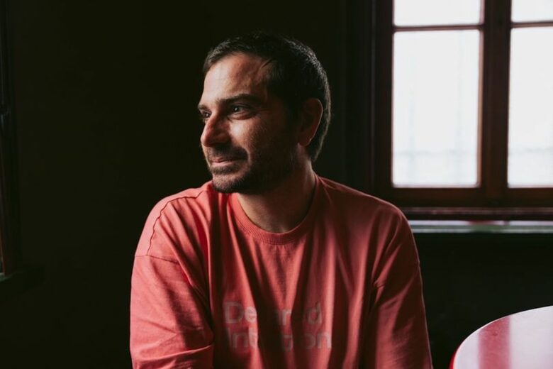  Димитър Кенаров живее в Съединени американски щати близо 12 години и написа репортажи за издания като The New Yorker, Foreign Policy, Boston Review и други 