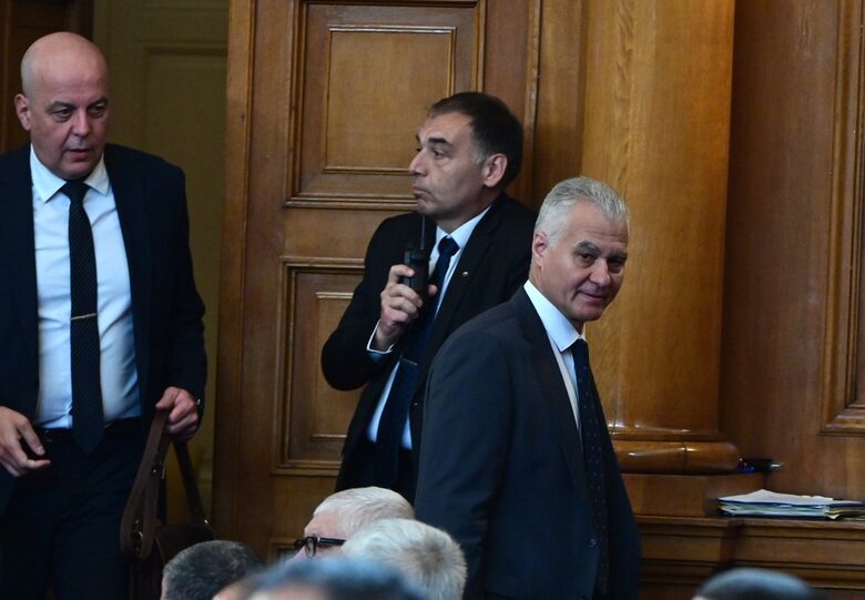  Председателят на ДАР ген. Антоан Гечев (вляво) и на ДАНС ген. Пламен Тончев (на челен план). 