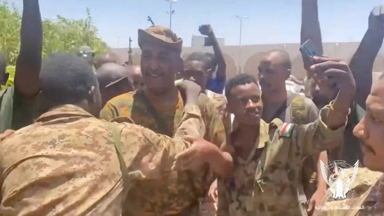  Генерал Бурхан пред щаба на армията в Хартум. 