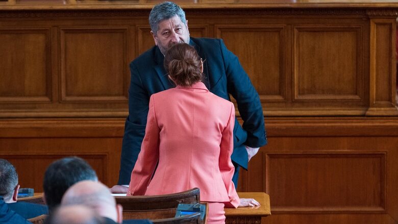Конституционната реформа: засега идеи пред камери, а в ролята на вестоносец - Пеевски