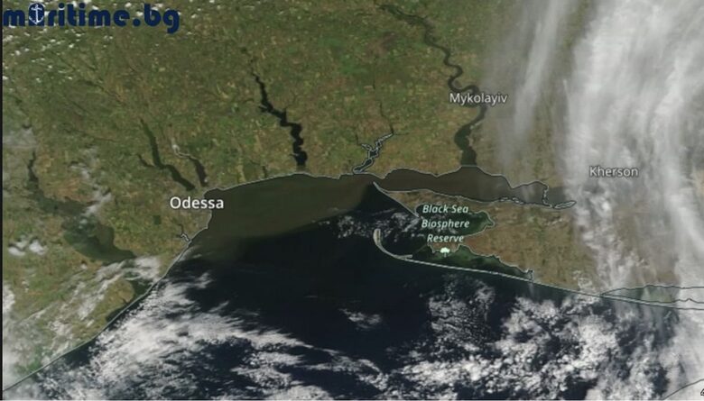 По-тъмното петно в северната част на Черно море е замърсената вода, донесена от р. Днепър след взривяването на язовирната стена в Нова Каховка