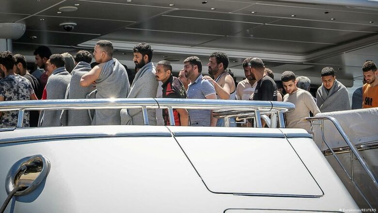 Оцелели след потъването на лодката край бреговете на Гърция.