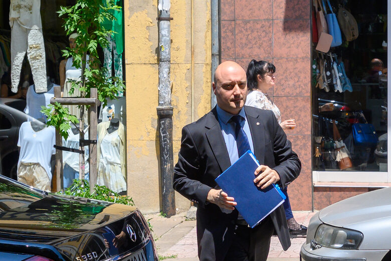 Министър Славов откри дебата по темата, като посочи, че неговата работа е да бъде чувствителен към аргументите, които се чуват