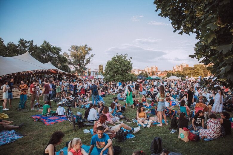  Тазгодишната food & drinks селекция е въодушевена от актуалния градски жанр и стрийт просвета с разнородни оферти за всеки усет. 