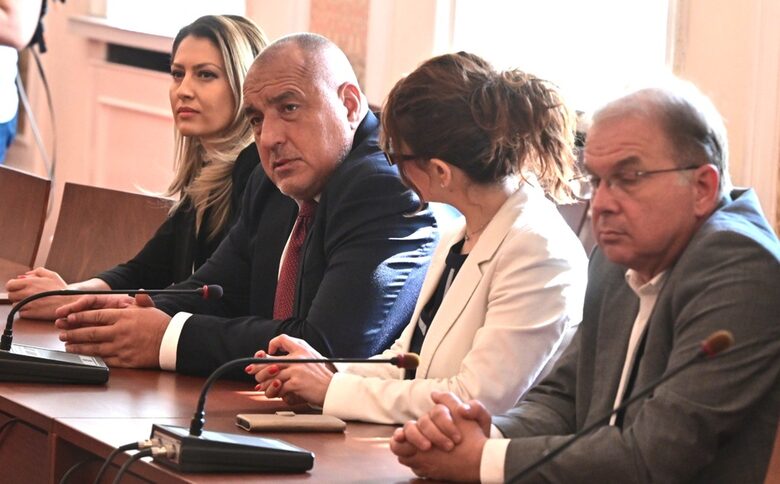ГЕРБ, "Продължаваме промяната - Демократична България" и ДПС се събраха на разговор за промените в Конституцията ГЕРБ, "Продължаваме промяната - Демократична България" и ДПС се събраха на разговор за промените в Конституцията