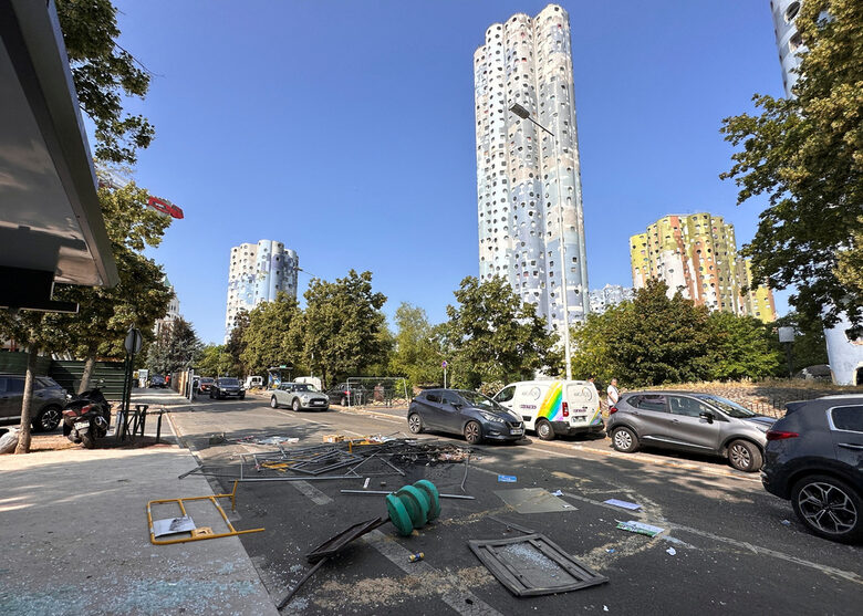 Сблъсъци в парижко предградие, след като тийнейджър беше застрелян от полицай
