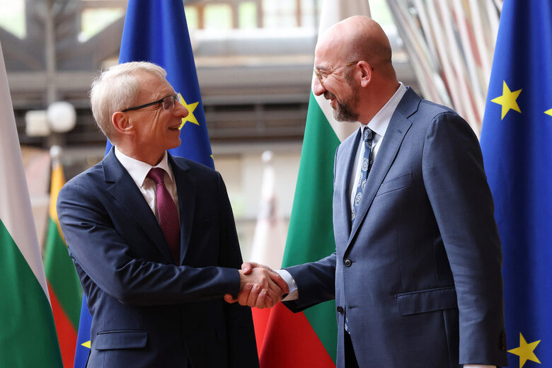  Денков, който към този момент ще съставлява България на срещите на върха на Европейски Съюз в Брюксел, беше посрещнат като евролидер от ръководителя на Европейския съвет Шарл Мишел 