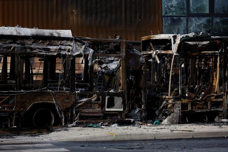  Изгорели рейсове на градския превоз в подпаленото от протестиращите хранилище в Обервилие край Париж 