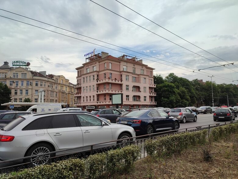 "Цариградско шосе" е задръстено във всички посоки, сигнализират читатели на "Дневник"