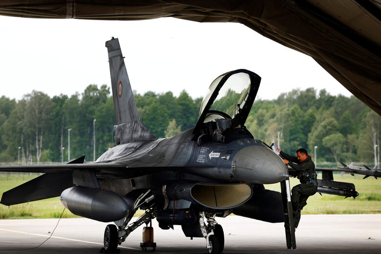 Румънски F-16 в Литва. Армията на Украйна спешно се нуждае от такива самолети и нейни пилоти вече се обучават по ускорен курс.