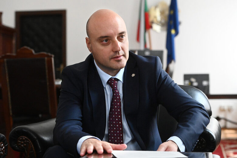Министърът на правосъдието Атанас Славов обясни, че според него процедурата би трябвало да бъде спряна до изчакване на промените в конституцията, предвиждаща реформа на ВСС.
