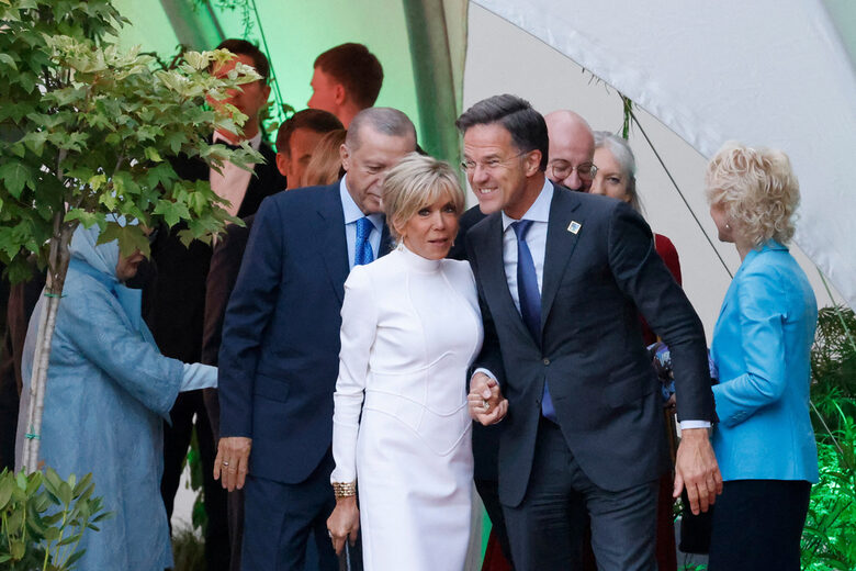  Рюте със брачната половинка на Еманюел Макрон, Брижит 