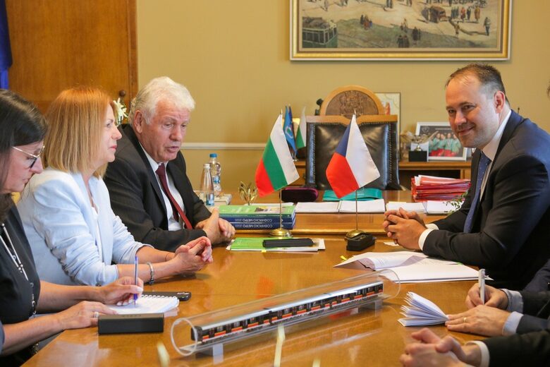  Кметът Йорданка Фандъкова подписа контракта със Зденек Свата (вдясно), който е член на Съвета на шефовете на 