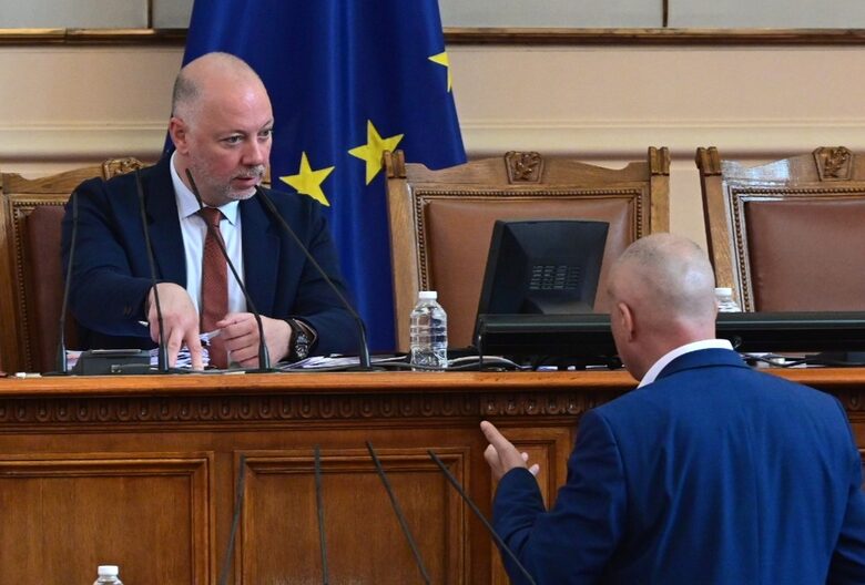 Три часа продължиха пререканията между депутатите в опит да бъде бламирана работата на парламента Три часа продължиха пререканията между депутатите в опит да бъде бламирана работата на парламента
