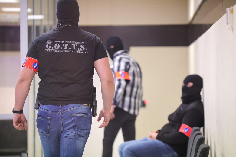 Специализирани полицаи подготвят мястото за обвиняемите преди произнасянето на съда в Брюксел