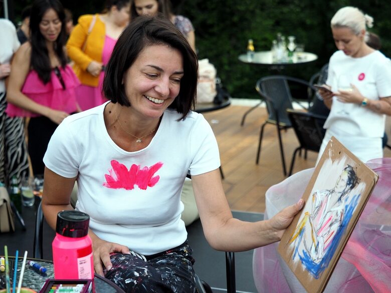 В рамките на Sofia Summer Fest фондация Emprove организира различни арт инициативи. На снимката Рада Якова рисува портрети.