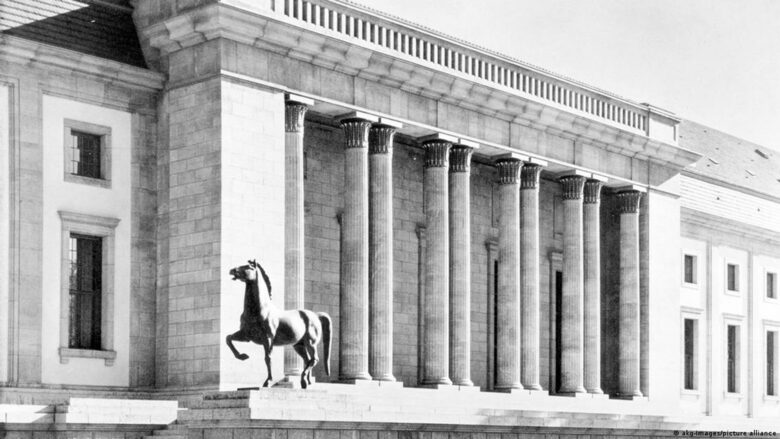 Фасада на "Новото канцлерство", построено по проект на Алберт Шпеер през 1938 година.