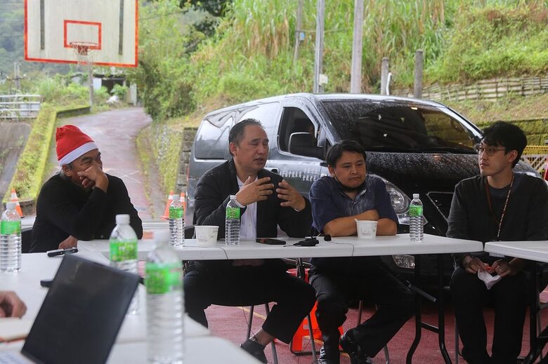  От ляво надясно: пасторите Нолай Пихо (също основен артист във 