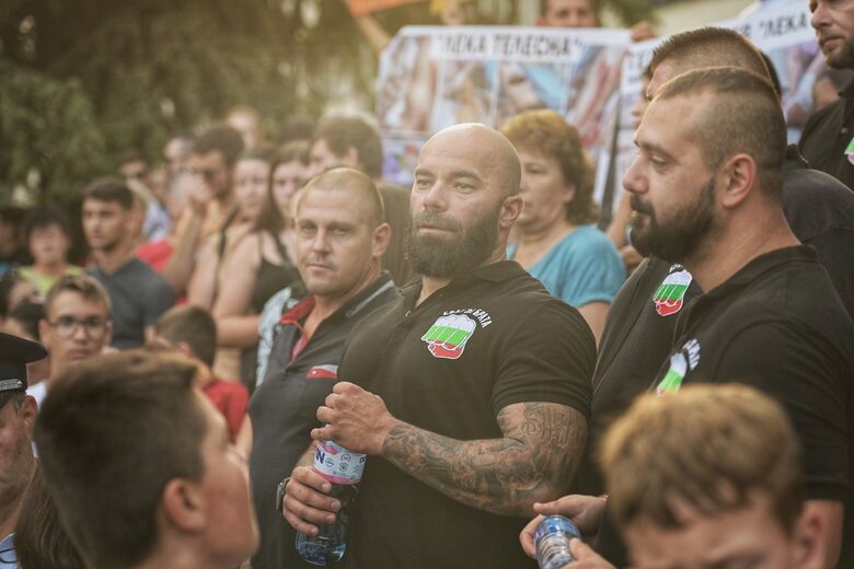  Хиляди протестиращи излязоха в понеделник пред правосъдната палата в Стара Загора, с цел да упорстват за правдивост и да показват поддръжка към потърпевшото момиче. 