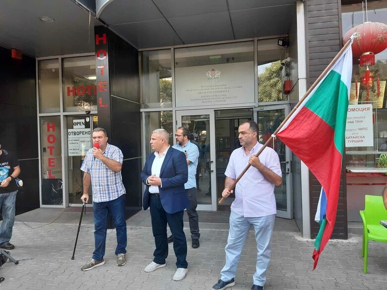 Георги Георгиев и Методи Лалов (в средата) след срещата с областния управител Вяра Тодева