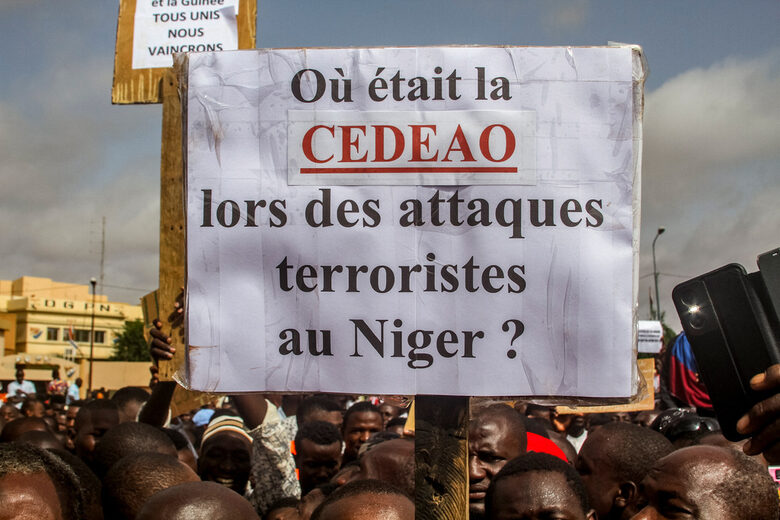 "Къде беше ECOWAS по време на терористичните атаки в Нигер?" пише на този плакат на подкрепящи хунтата демонстранти в столицата Ниамей. Вероятно се има предвид серията терористични атаки, извършени от джихадистки групировки в последните години. На плаката е използвано френско- и португалскоезичното съкращение на ECOWAS, CEDEAO.