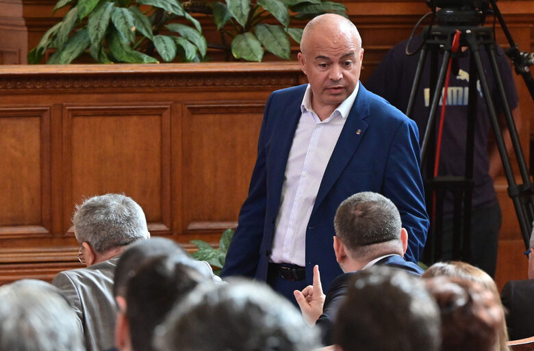 Георги Свиленски е основният говорител за тезата, че с включването на интимна връзка в закона се цели защита на еднополовите двойки