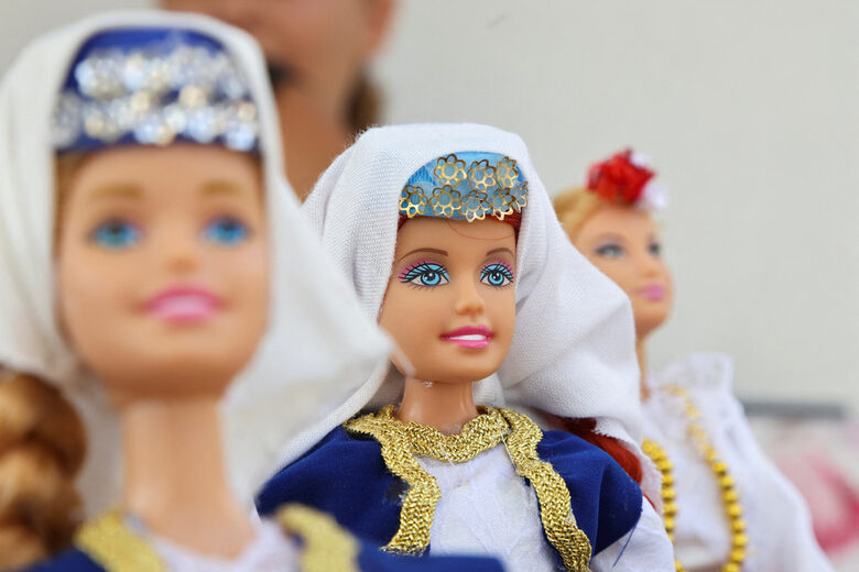 Босненско момиче създава "фолклорна Барби"