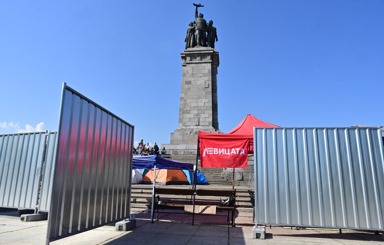 Оградата на паметника на Съветската армия опаса и палатките на протестиращите Оградата на паметника на Съветската армия опаса и палатките на протестиращите