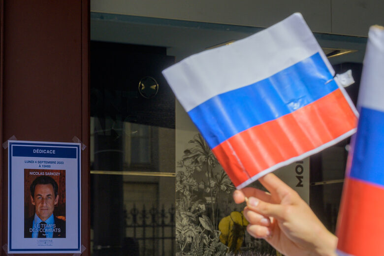 Между акции в подкрепа на Украйна: Никола Саркози представи новата си книга