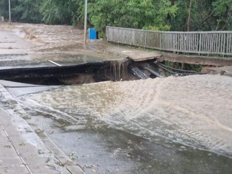 Бедствено положение в Царево заради проливен дъжд, затворен е основен път на юг