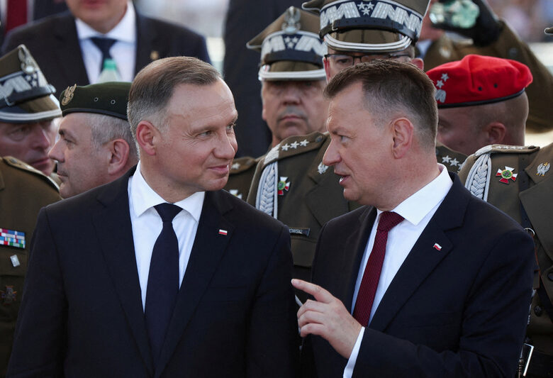 Президентът Анджей Дуда (вляво) и министърът на отбраната Мариуш Блашчак.