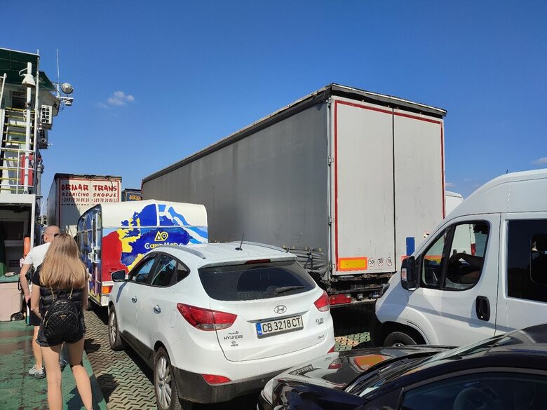 Фериботът Никопол - Турну Мъгуреле пусна извънреден курс заради протеста на зърнопроизводителите