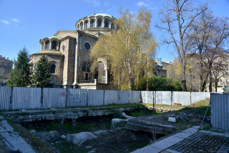 Тези археологически находки бяха затрупани сега.