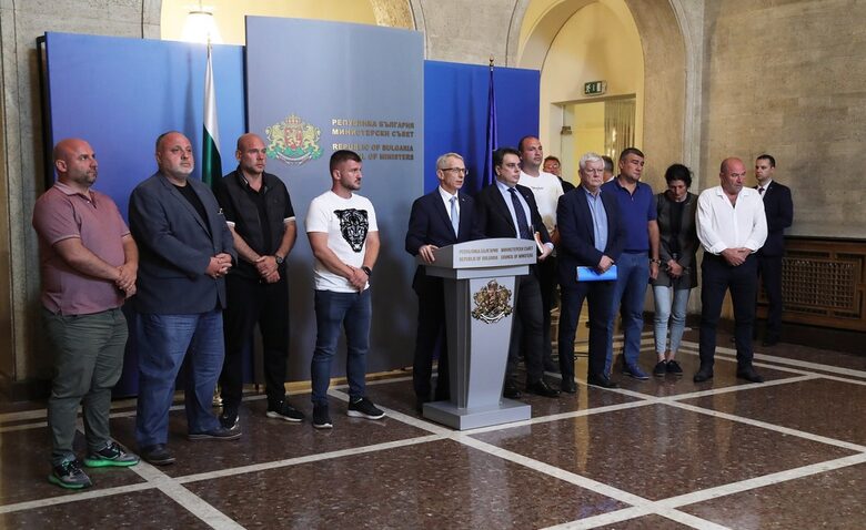 Кадър от изказванията след срещата между правителството и зърнопроизводителите