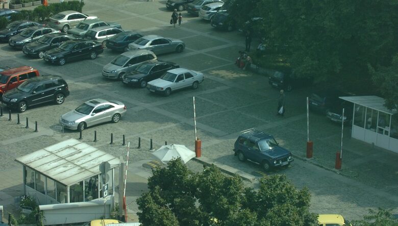 Как изглеждаше паркинга пред хотела - 2007г.