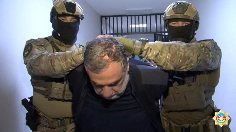 Рубен Варданян, ескортиран от азербайджански служители на службата за сигурност