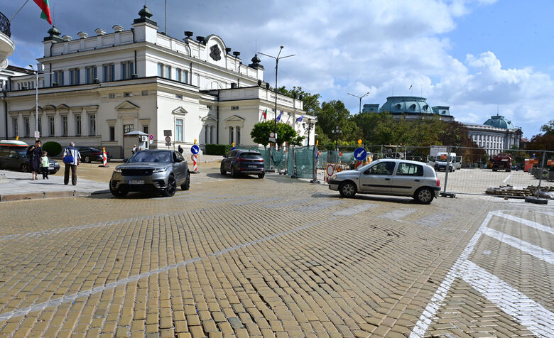 28 септември. Кръстовището пред сградата на БАН не влизало в обхвата на проекта за пренареждане на настилката.