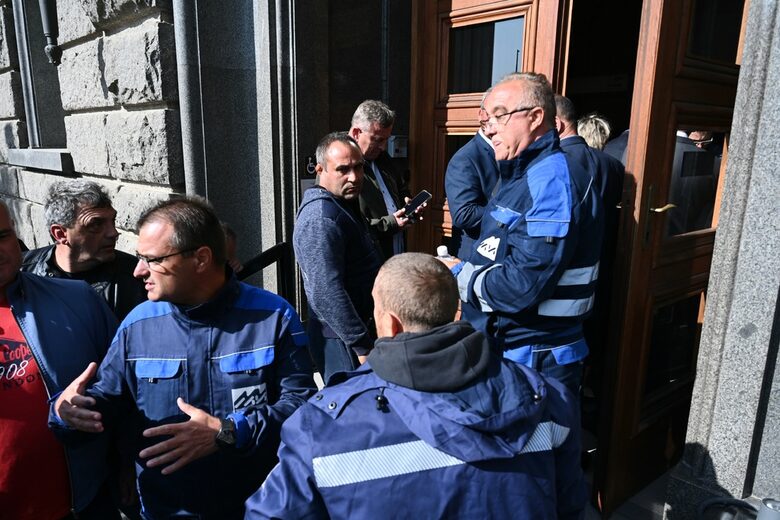 Част от представителите на протестиращите не бяха допуснати на срещата в парламента