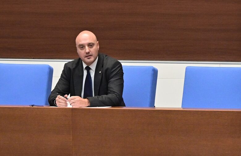 Министърът на правосъдието изпрати в началото на август за "спешно становище" на Венецианската комисия предложенията за промени в основния закон.