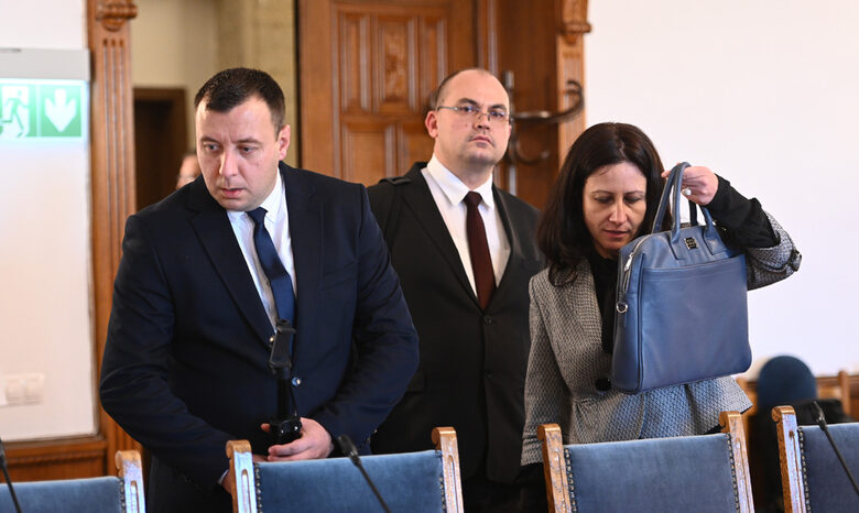 По думите на Петров, целта на поправките в Конституцията е "продължаващо овладяване и парцелираме на ръководните постове в съдебната система".