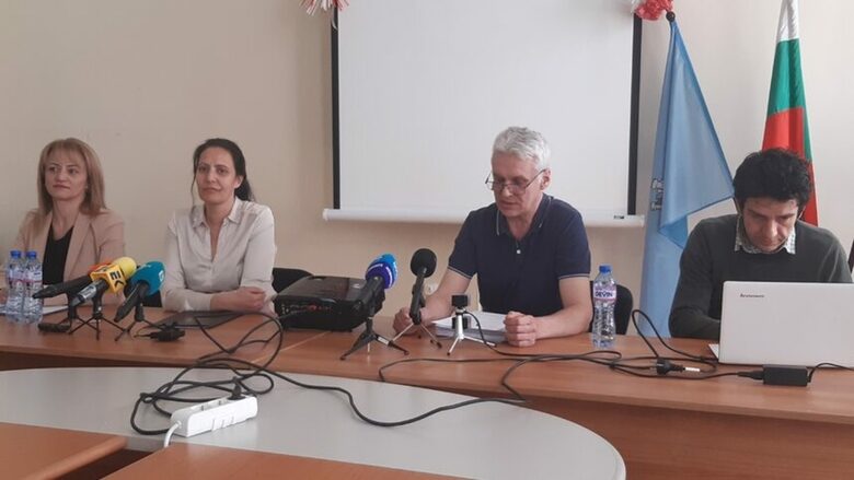 Николай Веселинов (вторият отдясно наляво) бе част от екипа на Росина Станиславова (до него).