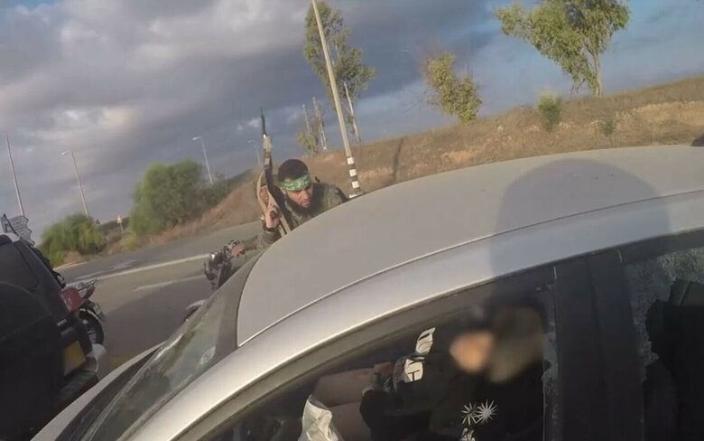 Кадър от видео, на което терористи стрелят по кола с бягащи от музикалния фестивал на открито, където бяха убити над 250 души