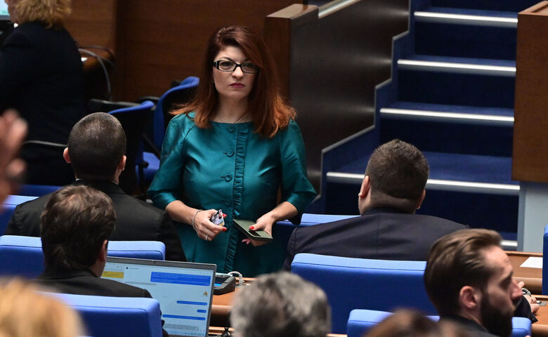 Десислава Атанасова в пленарната зала.