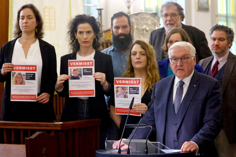 Германският президент Франк Валтер Щайнмайер в синагогата Fraenkelufer в квартал Кройцберг, по време на продължаващия конфликт между Израел и палестинската ислямистка групировка "Хамас", в Берлин, Германия, 13 октомври 2023 г. Германският президент Франк Валтер Щайнмайер в синагогата Fraenkelufer в квартал Кройцберг, по време на продължаващия конфликт между Израел и палестинската ислямистка групировка "Хамас", в Берлин, Германия, 13 октомври 2023 г.